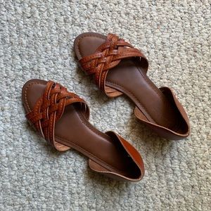 Universal thread sandals.